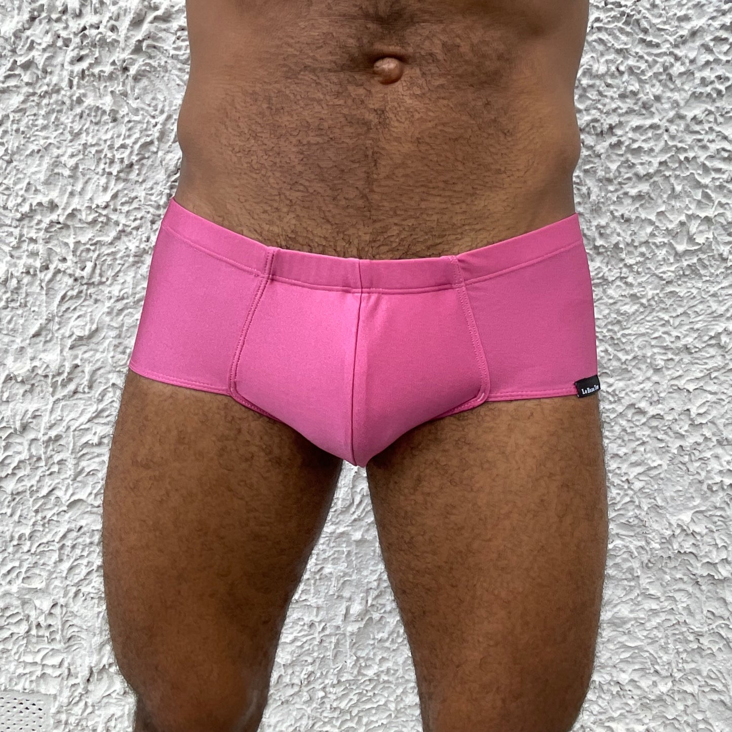 Gros plan sur le boxer shorty Le Beau Tom. Cette pièce fait partie de la collection de maillots de bain de la marque de sous-vêtements basée à Lyon.