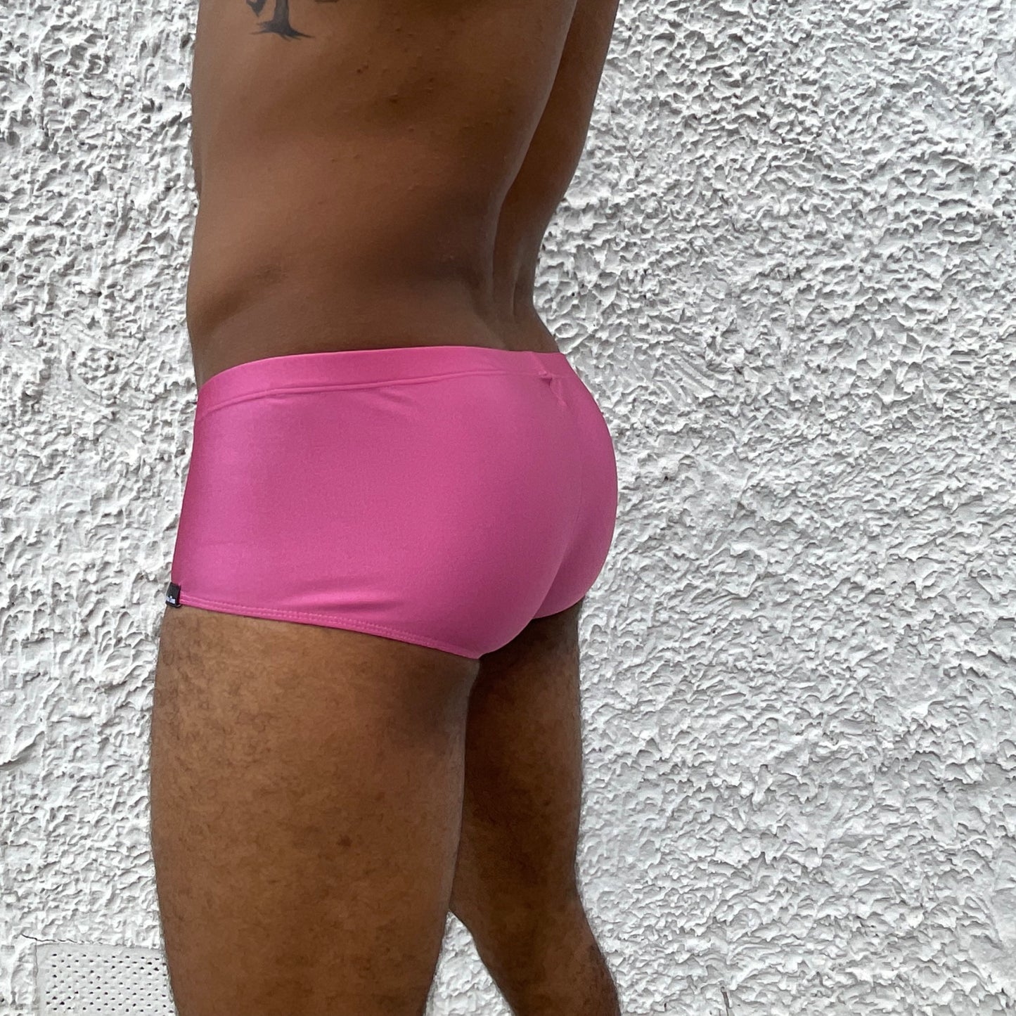 Vue de profil du boxer shorty fuschia de la marque de maillots de bain Le Beau Tom. La marque Lyonnaise propose aussi des sous-vêtements de qualité fabriqués au Portugal