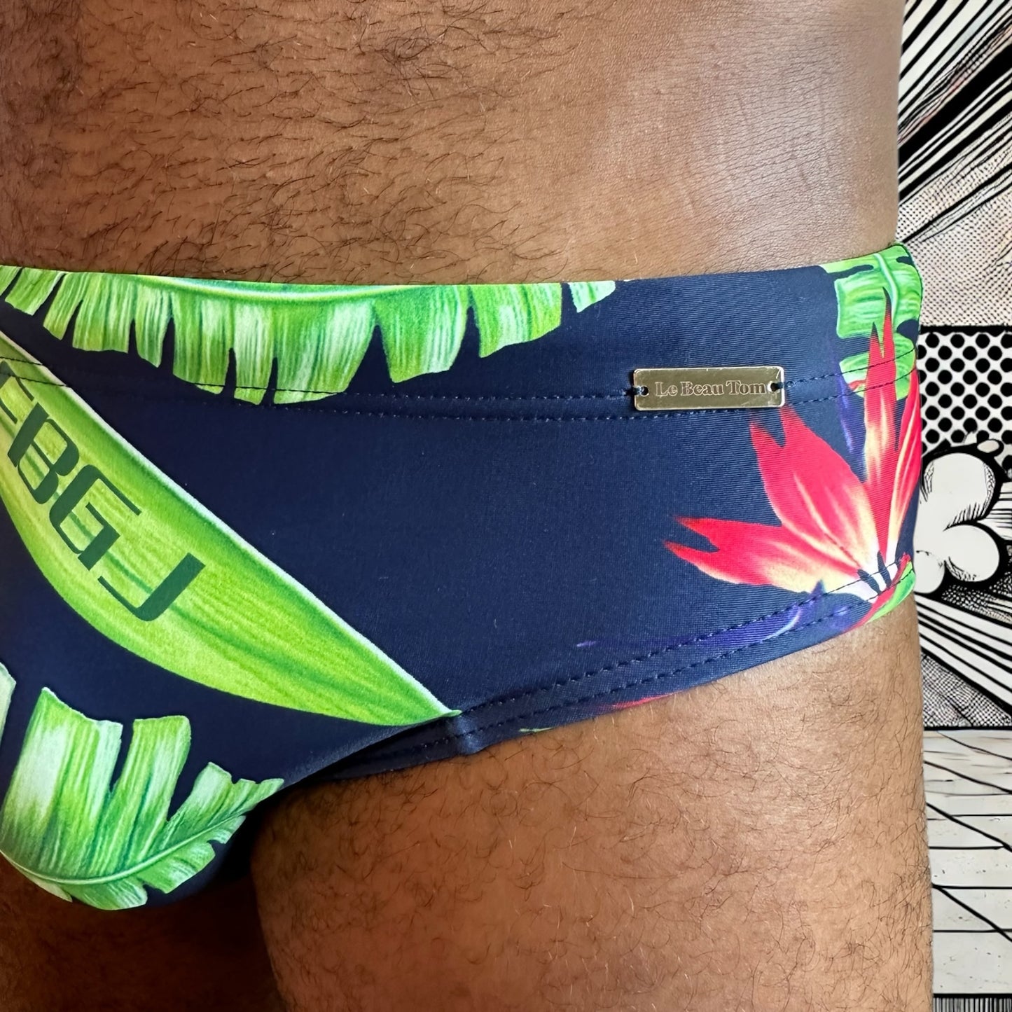 Maillot de bain homme Le Beau Tom — vue de face, coupe taille basse, confort et élégance française, fleuri, tropical, modèle Jungle Vibes, vue de face détaillée