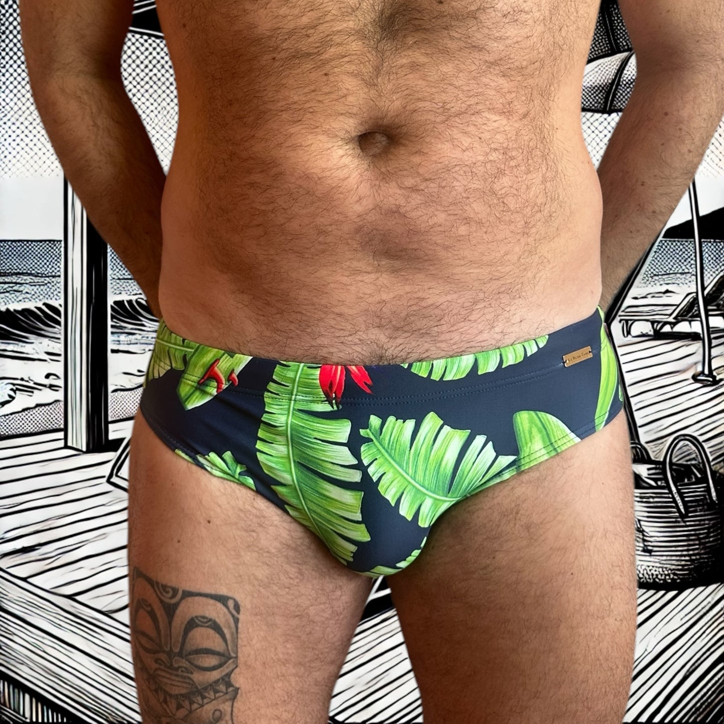 Maillot de bain homme Le Beau Tom — vue de face, coupe taille basse, confort et élégance française, fleuri, tropical, modèle Jungle Vibes, vue de face
