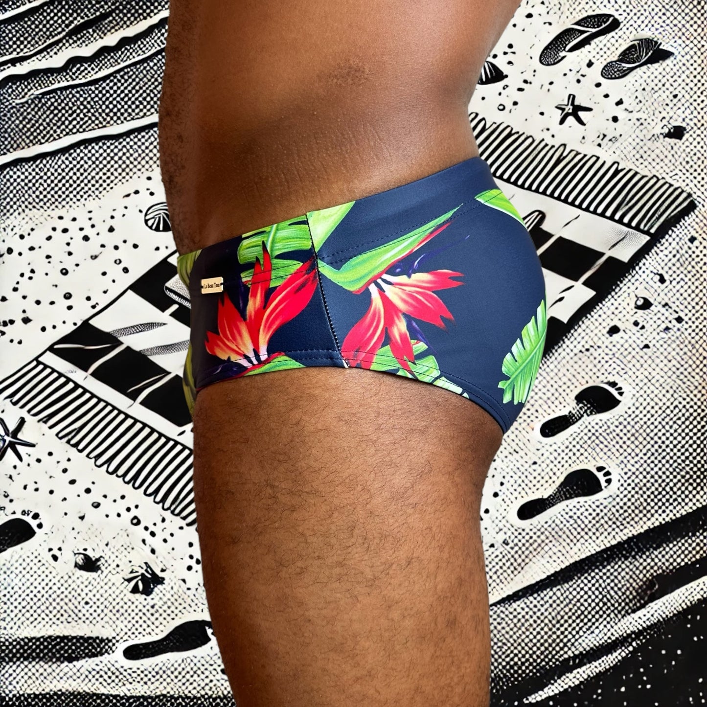 Maillot de bain homme Le Beau Tom — vue de face, coupe taille basse, confort et élégance française, fleuri, tropical, modèle Jungle Vibes