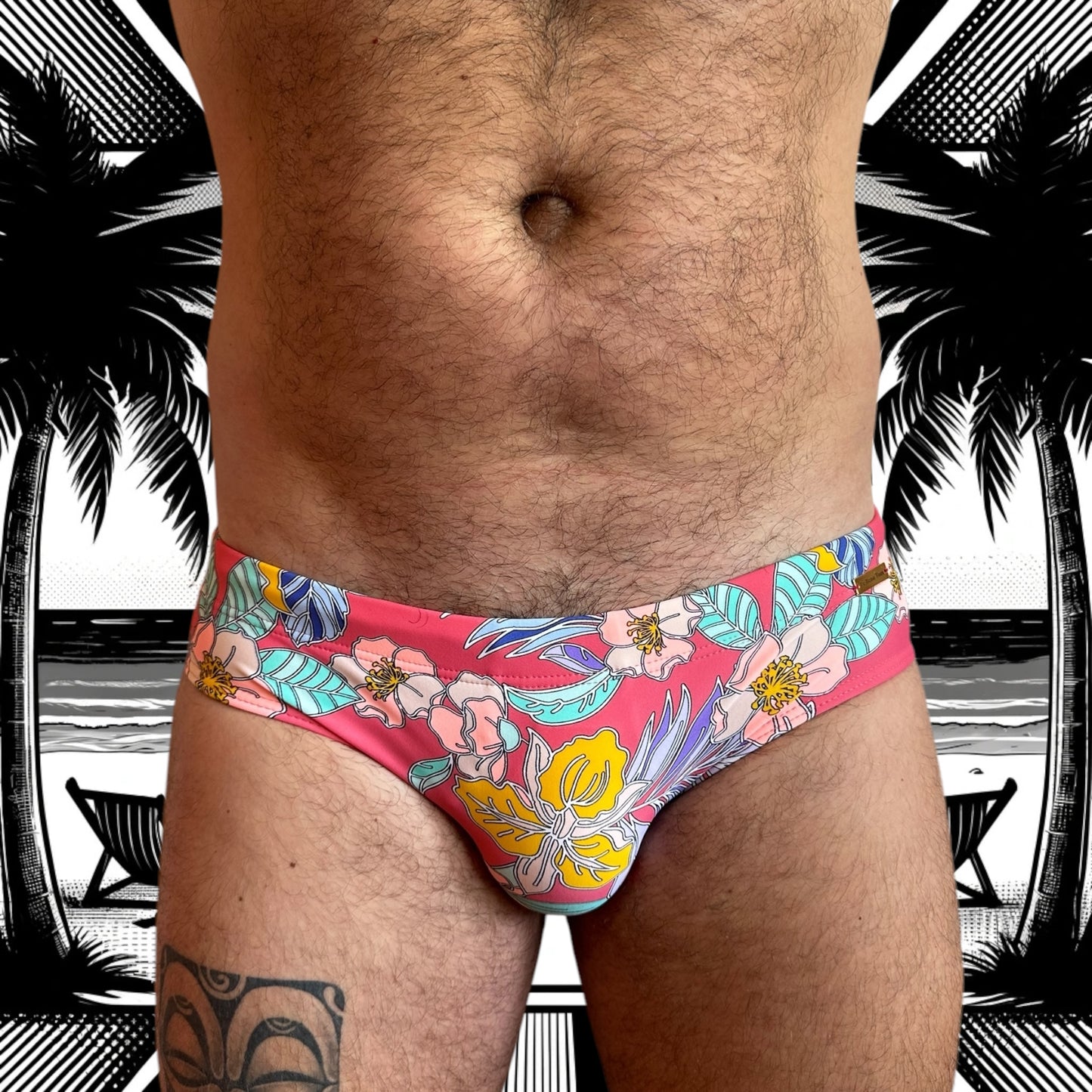 Maillot de bain homme Le Beau Tom — vue de face, coupe taille basse, confort et élégance française, fleuri, tropical, modèle Pink Paradise