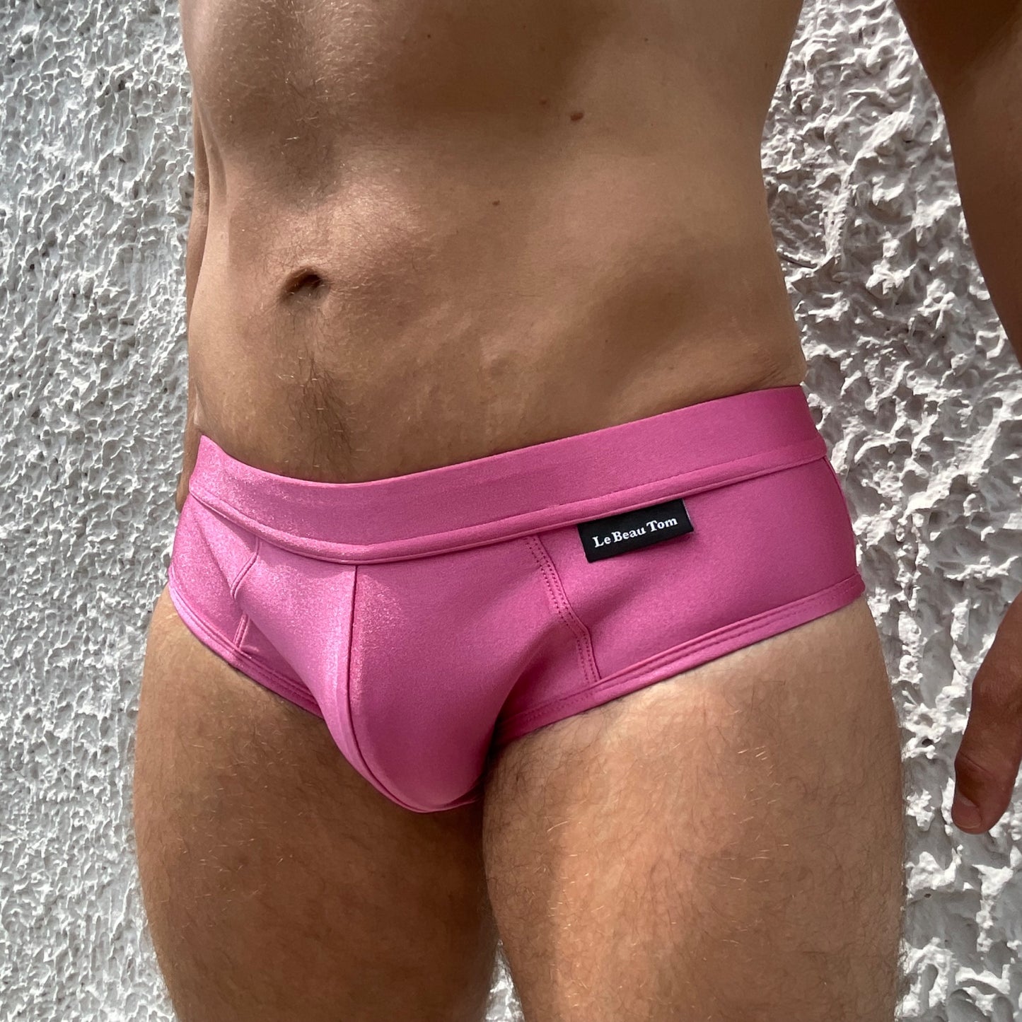 Gros plan sur le maillots de bain Fuschia Le Beau Tom. Moulant et séduisant, ce modèle pour homme de la marque Française fait ressortir votre bronzage. Cliquez et achetez ce rayon de soleil.