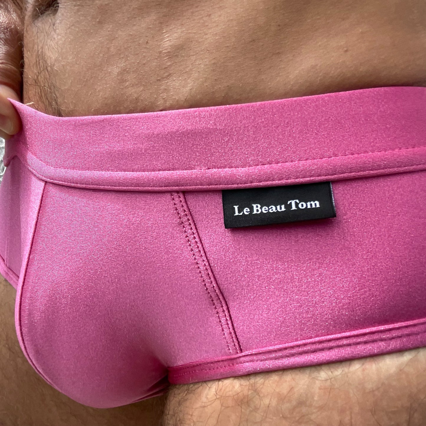 Les coutures sont faites avec soins pour garantir que votre maillot de bain fuschia Le Beau Tom vous accompagne dans de nombreuses baignades. Le Beau Tom vous propose cet article pour homme en plusieurs coloris.