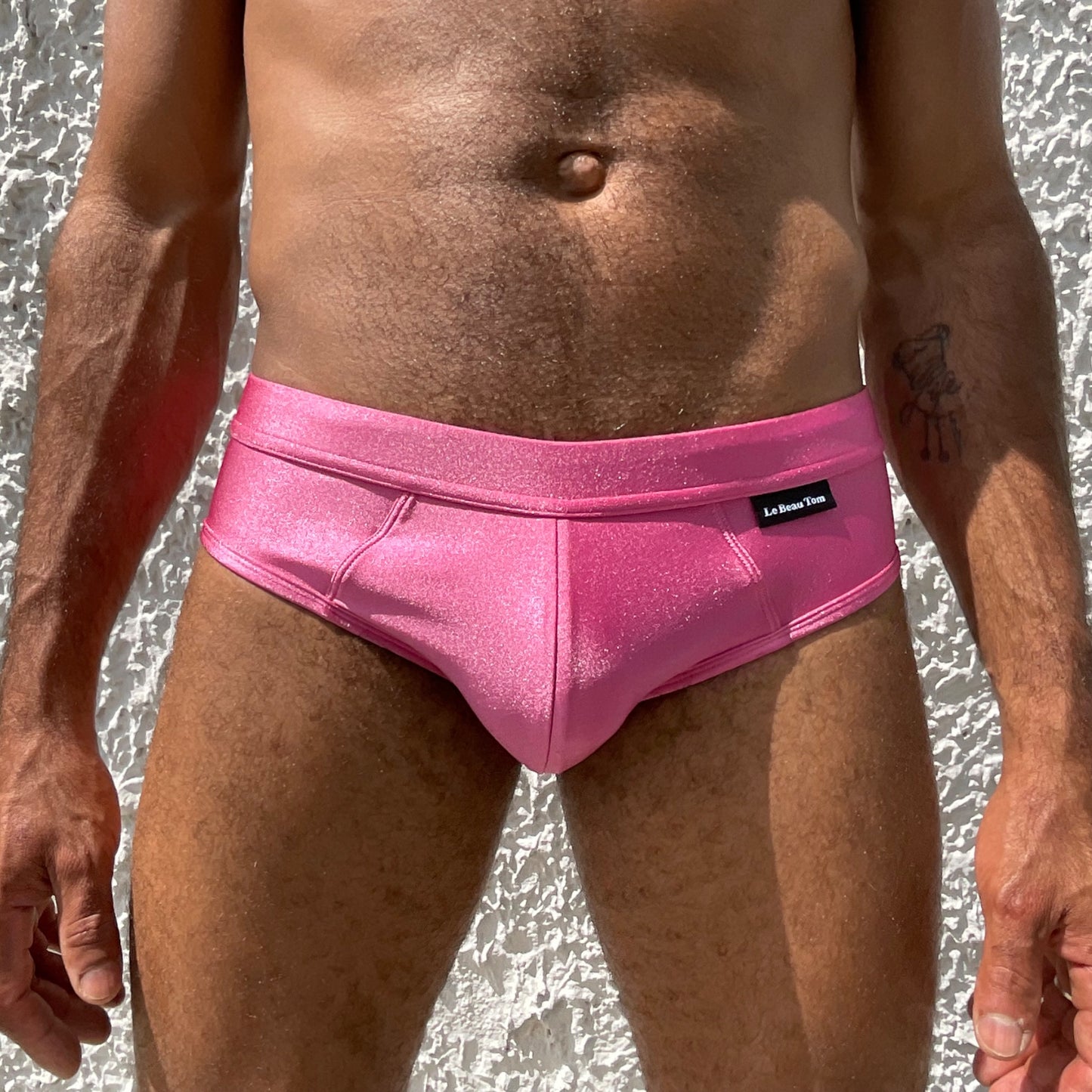 Le devant de l'homme est aussi mis en valeur grâce à la coupe ajustée de noytre maillot de bain fuschia. Le Beau Tom vous propose des pièces fabriqués au Portugal.