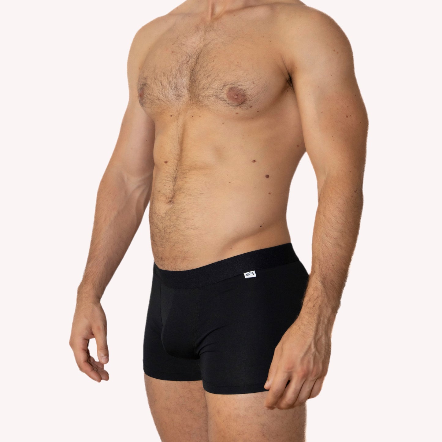 Image d'un homme portant le sexy boxer noir taille basse en coton de la marque de sous-vêtements Le Beau Tom.