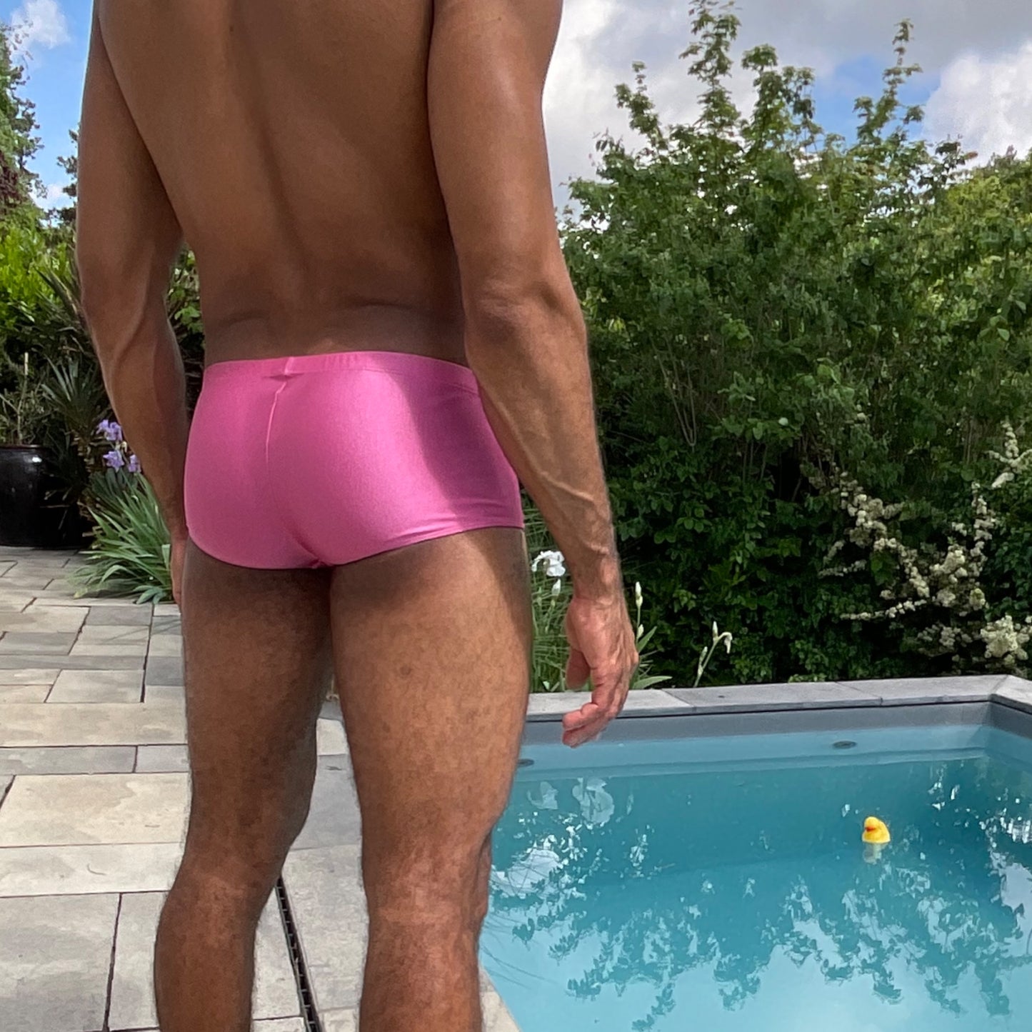 Vue de dos du superbe boxer shorty fuschia de la collection de maillots de bain de la marque Française et Lyonnaise Le Beau Tom. Cet article est produit au Portugal