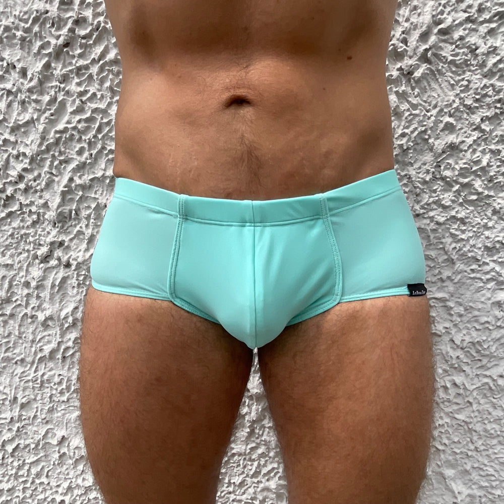 
                  
                    Gros plan sur le boxer shorty turquoise pour homme de la marque Française Le Beau Tom. Production au Portugal de maillots de bain et de sous-vêtements pour Hommes.
                  
                