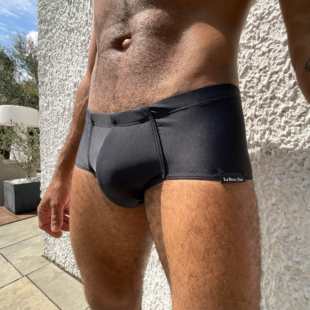 
                  
                    Le boxer shorty de bain noir Le Beau Tom fait partie de la collection de maillots de bain pour homme de la marque Française.
                  
                