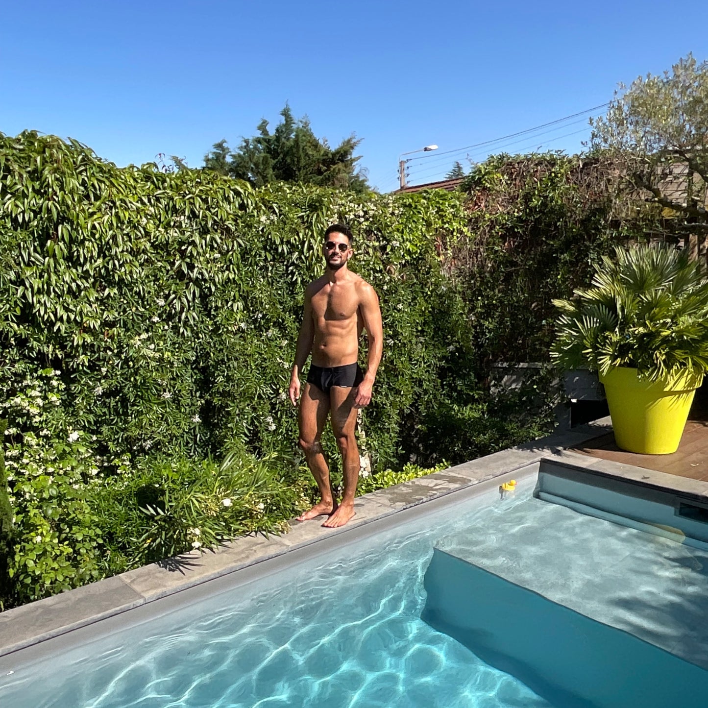Homme sexy portant le boxer de bain noir de la marque française Le Beau Tom. Créateur de sous-vêtements et maillots de bain fabrication Portugal