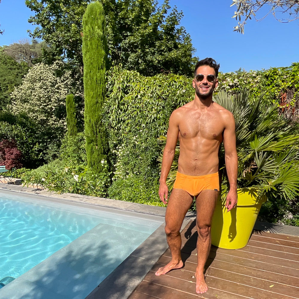 
                  
                    Homme sexy portant le boxer shorty de bain Le Beau Tom, marque Lyonnaise de maillots de bain fabrication Portugal
                  
                