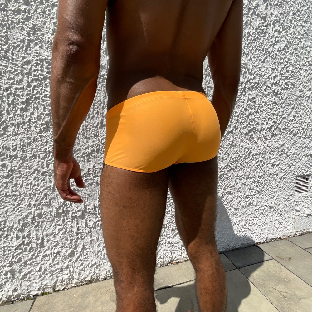 Vue de dos d'un homme portant le boxer shorty de bain Le Beau Tom, la marque de sous-vêtements et de maillots de bain.