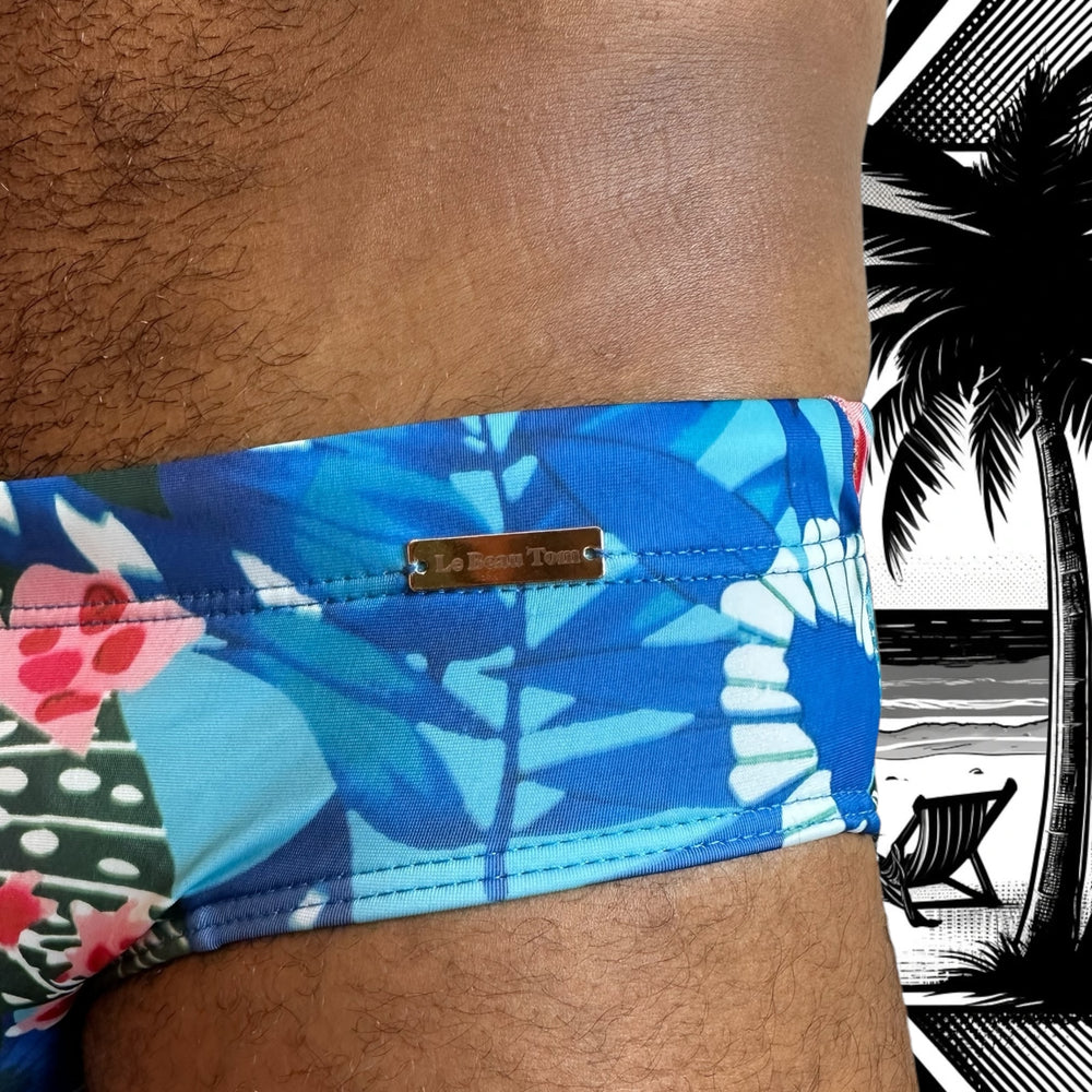 
                  
                    Maillot de bain homme Le Beau Tom — vue de face, coupe taille basse, confort et élégance française, fleuri, bleu, vue face détaillée
                  
                