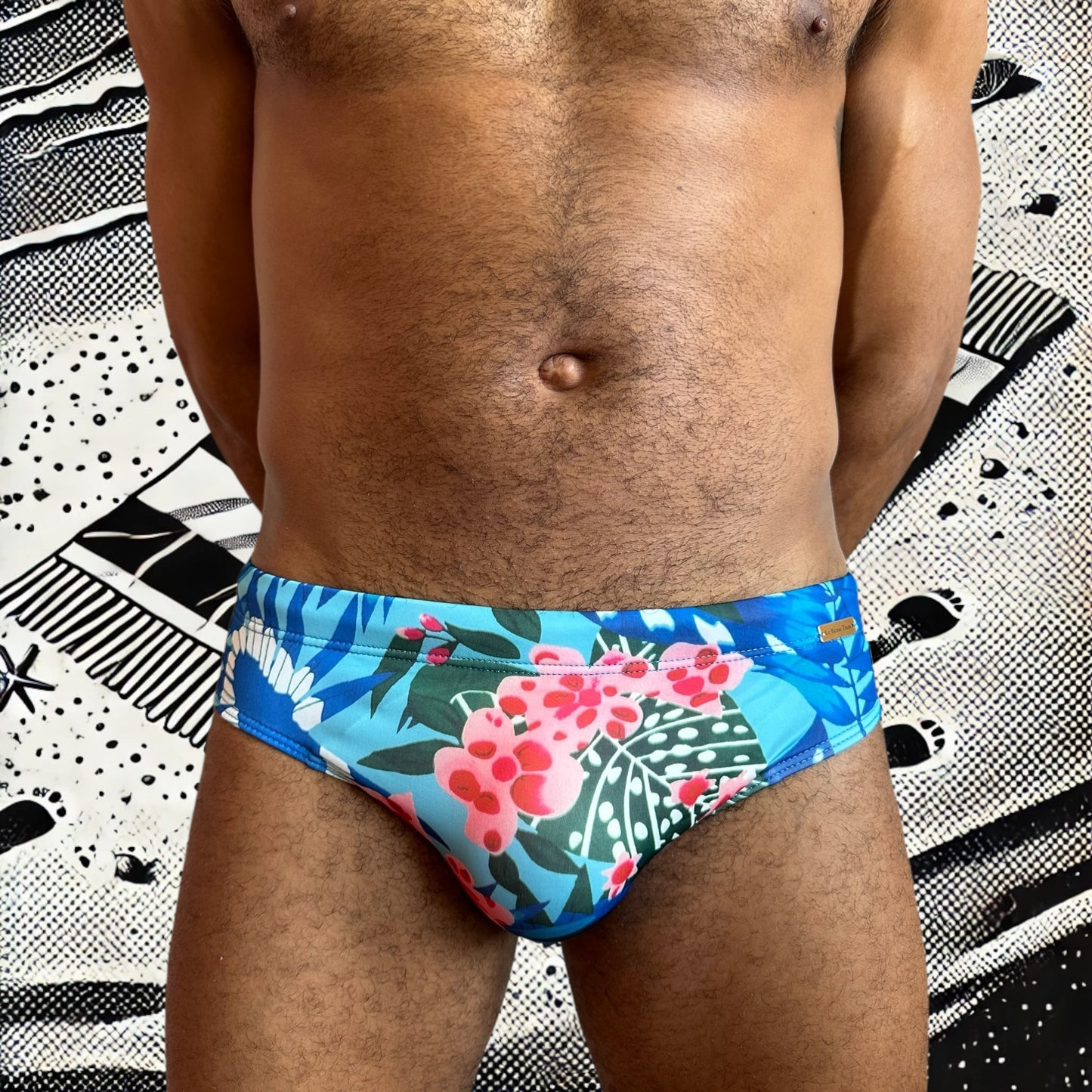 Maillot de bain homme Le Beau Tom — vue de face, coupe taille basse, confort et élégance française, fleuri, bleu, vue de face
