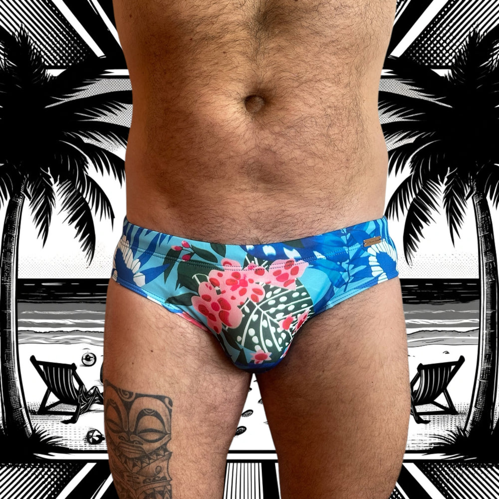 
                  
                    Maillot de bain homme Le Beau Tom — vue de face, coupe taille basse, confort et élégance française, fleuri, bleu, vue de face
                  
                
