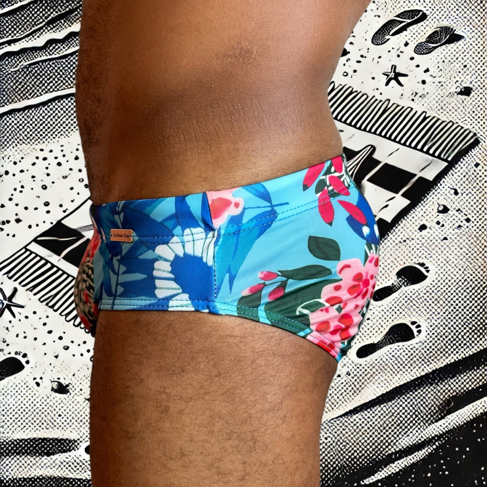 
                  
                    Maillot de bain homme Le Beau Tom — vue de face, coupe taille basse, confort et élégance française, fleuri, bleu, vue de profil droit
                  
                