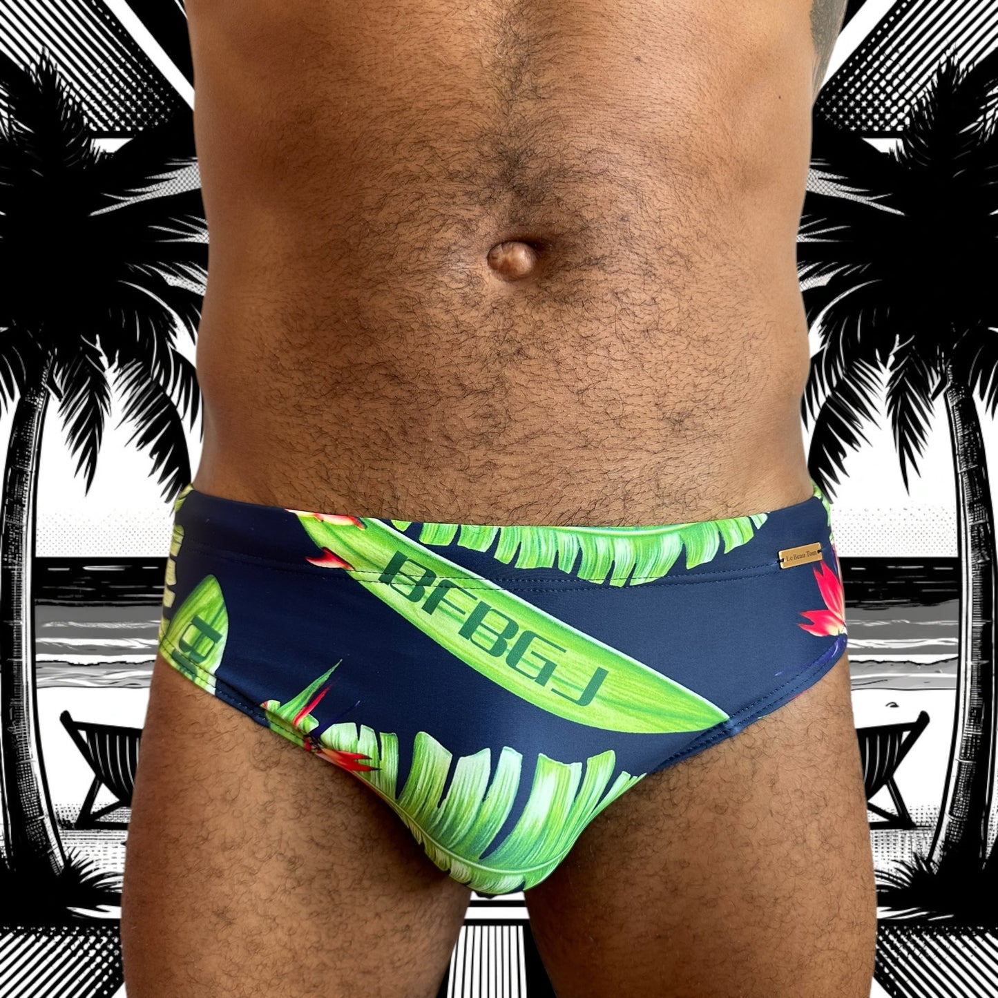 Maillot de bain homme Le Beau Tom — vue de face, coupe taille basse, confort et élégance française, fleuri, tropical, modèle Jungle Vibes