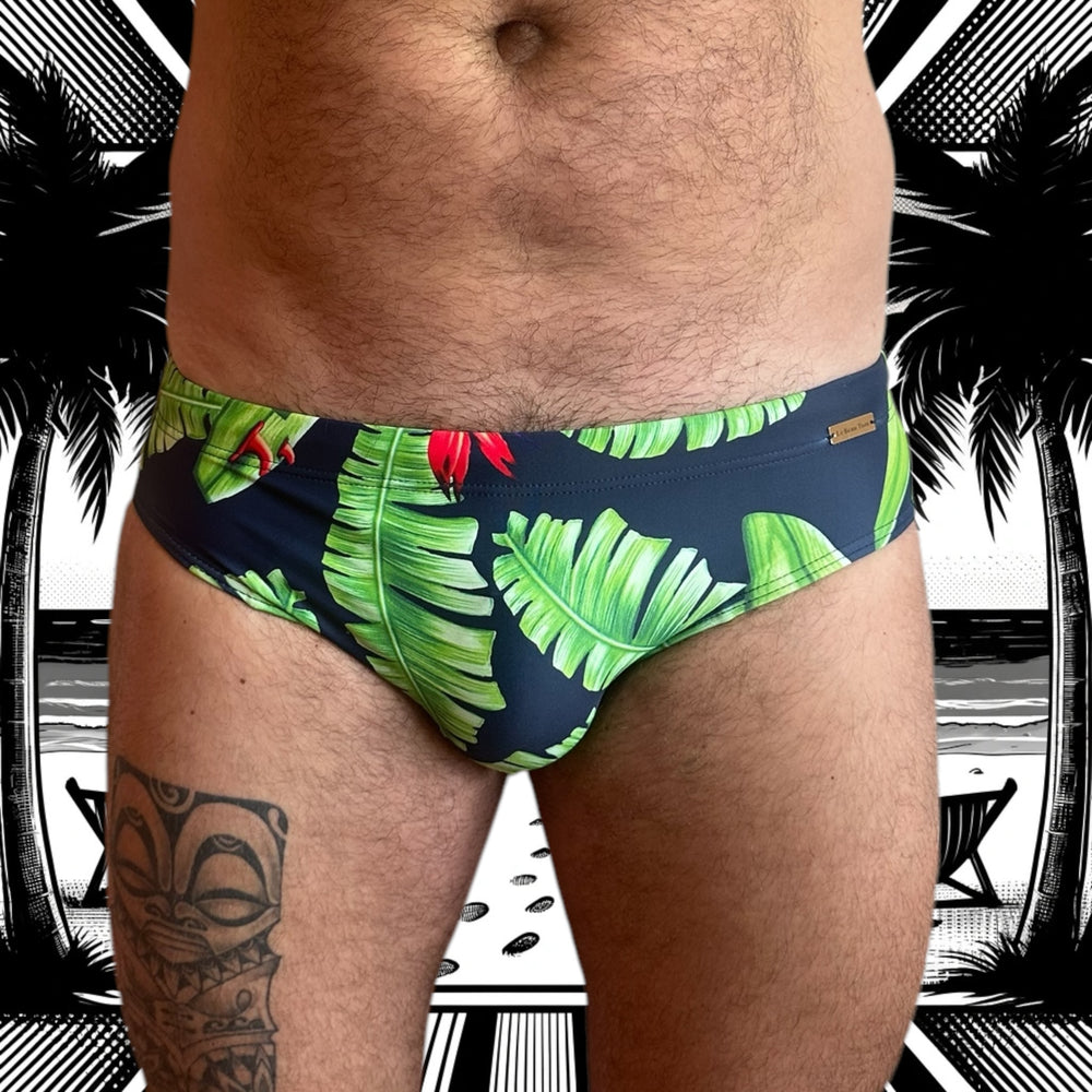 Maillot de bain homme Le Beau Tom — vue de face, coupe taille basse, confort et élégance française, fleuri, tropical, modèle Jungle Vibes