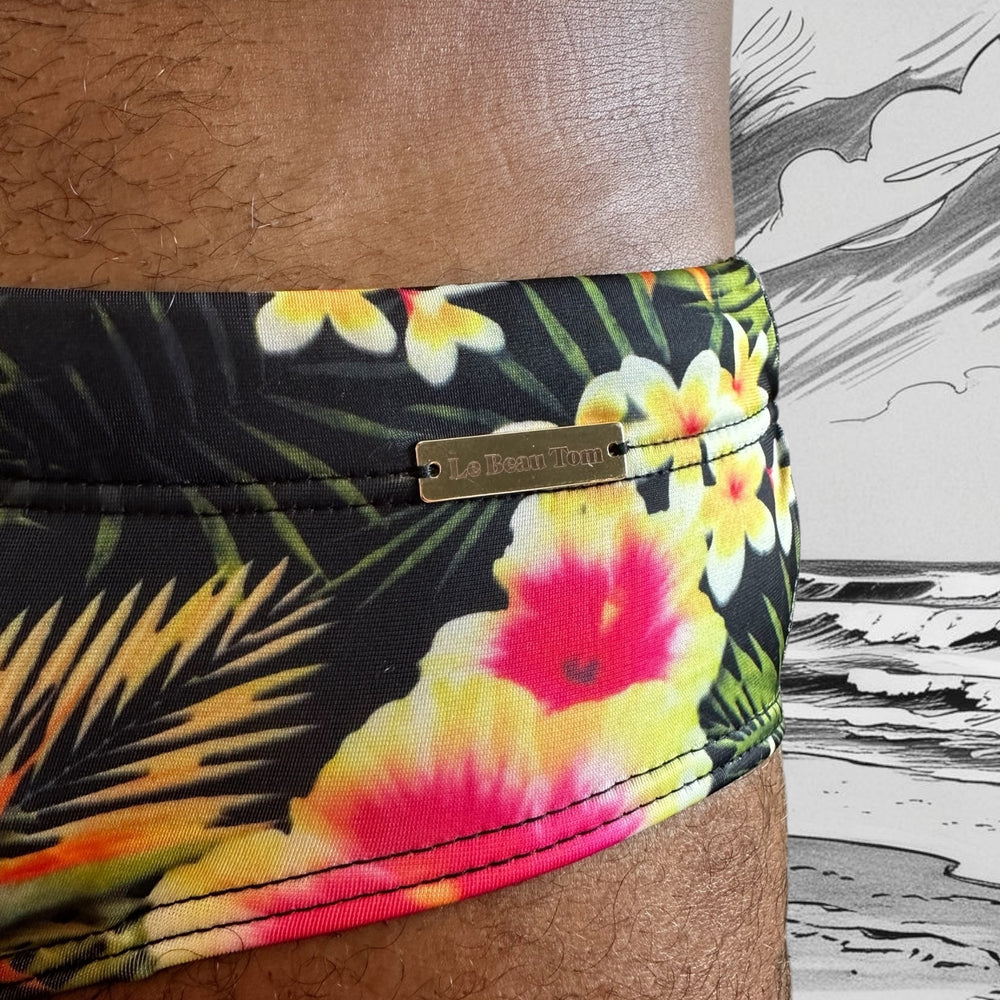 
                  
                    Maillot de bain homme Le Beau Tom — vue de face, coupe taille basse, confort et élégance française, fleuri, tropical, modèle midnight bloom, vue détaillée
                  
                