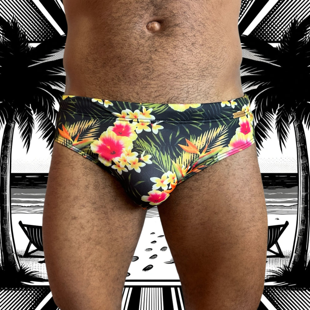 
                  
                    Maillot de bain homme Le Beau Tom — vue de face, coupe taille basse, confort et élégance française, fleuri, tropical, modèle midnight bloom, vue de face
                  
                