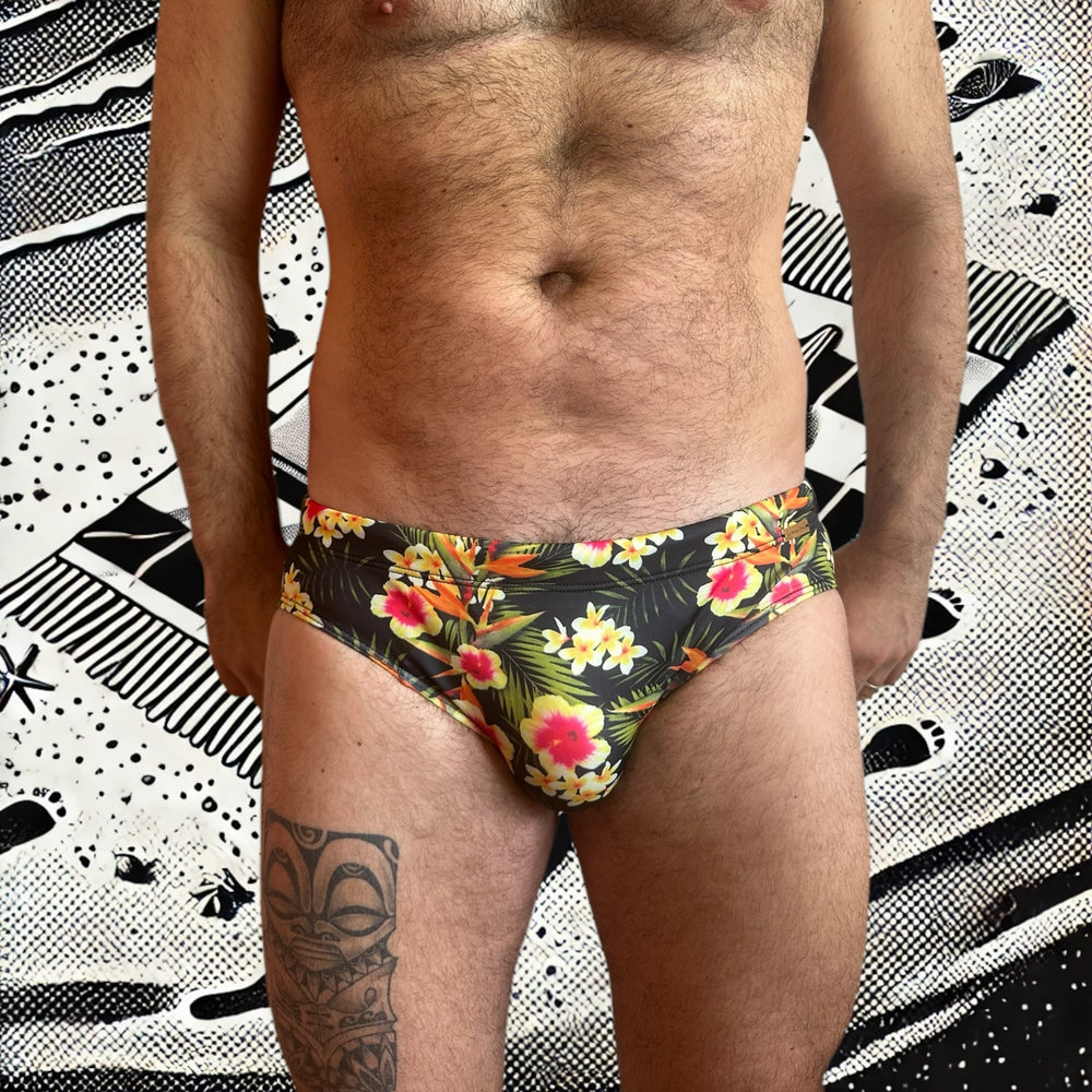 Maillot de bain homme Le Beau Tom — vue de face, coupe taille basse, confort et élégance française, fleuri, tropical, modèle midnight bloom, vue face