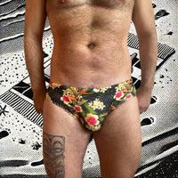 Maillot de bain homme Le Beau Tom — vue de face, coupe taille basse, confort et élégance française, fleuri, tropical, modèle midnight bloom, vue face