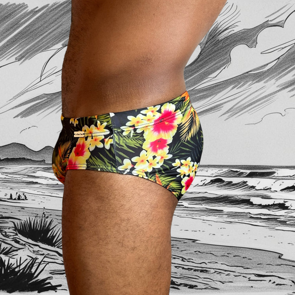 
                  
                    Maillot de bain homme Le Beau Tom — vue de face, coupe taille basse, confort et élégance française, fleuri, tropical, modèle midnight bloom, vue de profil droit
                  
                