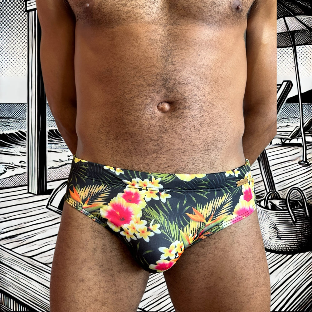 Maillot de bain homme Le Beau Tom — vue de face, coupe taille basse, confort et élégance française, fleuri, tropical, modèle midnight bloom, vue de face
