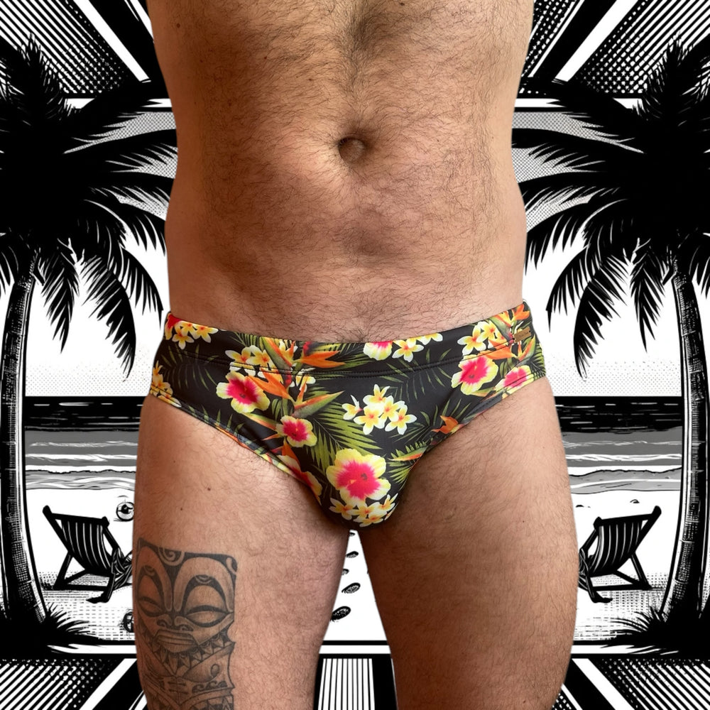 
                  
                    Maillot de bain homme Le Beau Tom — vue de face, coupe taille basse, confort et élégance française, fleuri, tropical, modèle midnight bloom, vue de face
                  
                