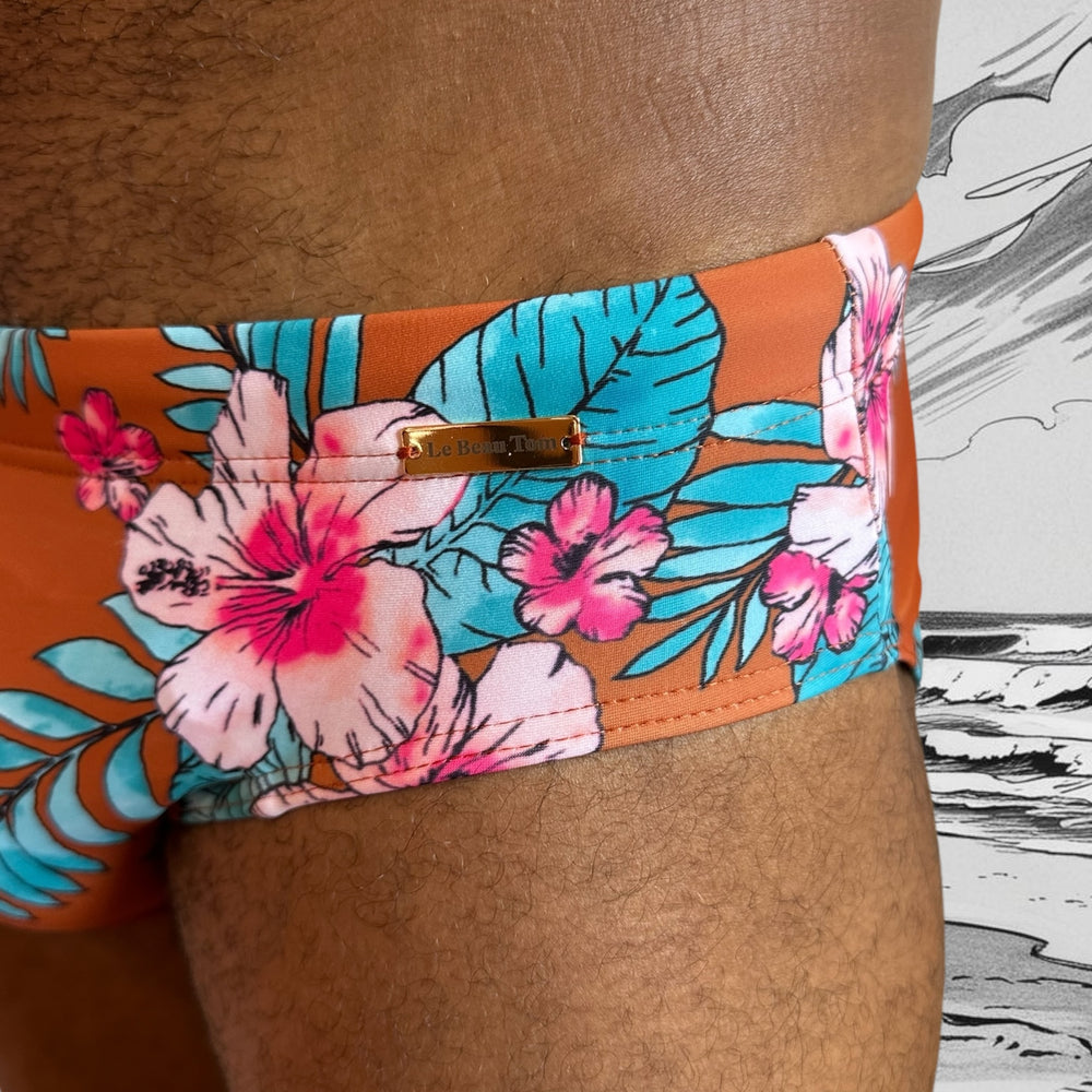 
                  
                    Maillot de bain homme Le Beau Tom — vue de face, coupe taille basse, confort et élégance française, fleuri, tropical, modèle Orange Sunset, vue détaillée
                  
                