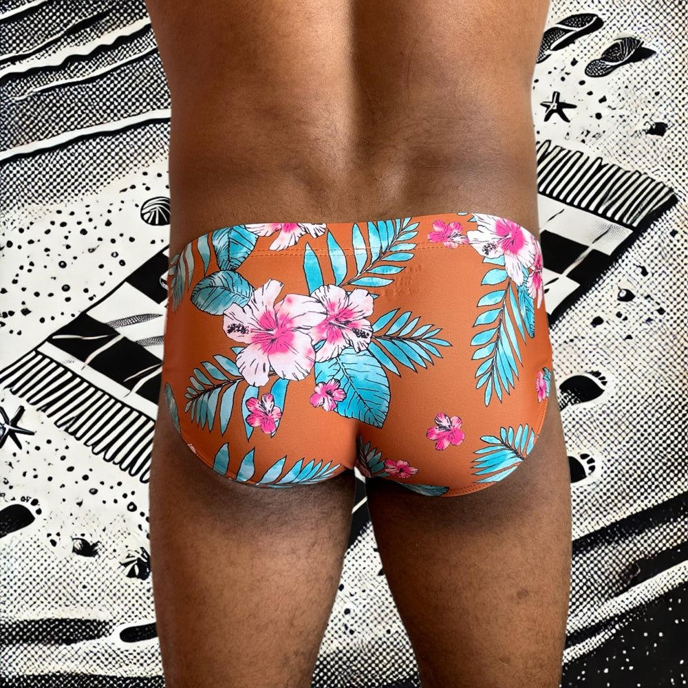 
                  
                    Maillot de bain homme Le Beau Tom — vue de face, coupe taille basse, confort et élégance française, fleuri, tropical, modèle Orange Sunset, vue de dos
                  
                