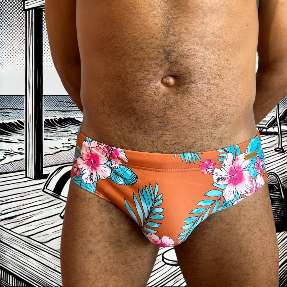 
                  
                    Maillot de bain homme Le Beau Tom — vue de face, coupe taille basse, confort et élégance française, fleuri, tropical, modèle Orange Sunset, vue de face
                  
                