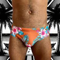 Maillot de bain homme Le Beau Tom — vue de face, coupe taille basse, confort et élégance française, fleuri, tropical, modèle Orange Sunset, vue de face