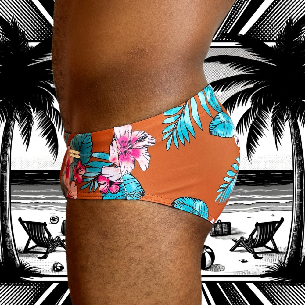 
                  
                    Maillot de bain homme Le Beau Tom — vue de face, coupe taille basse, confort et élégance française, fleuri, tropical, modèle Orange Sunset, vue de profil
                  
                