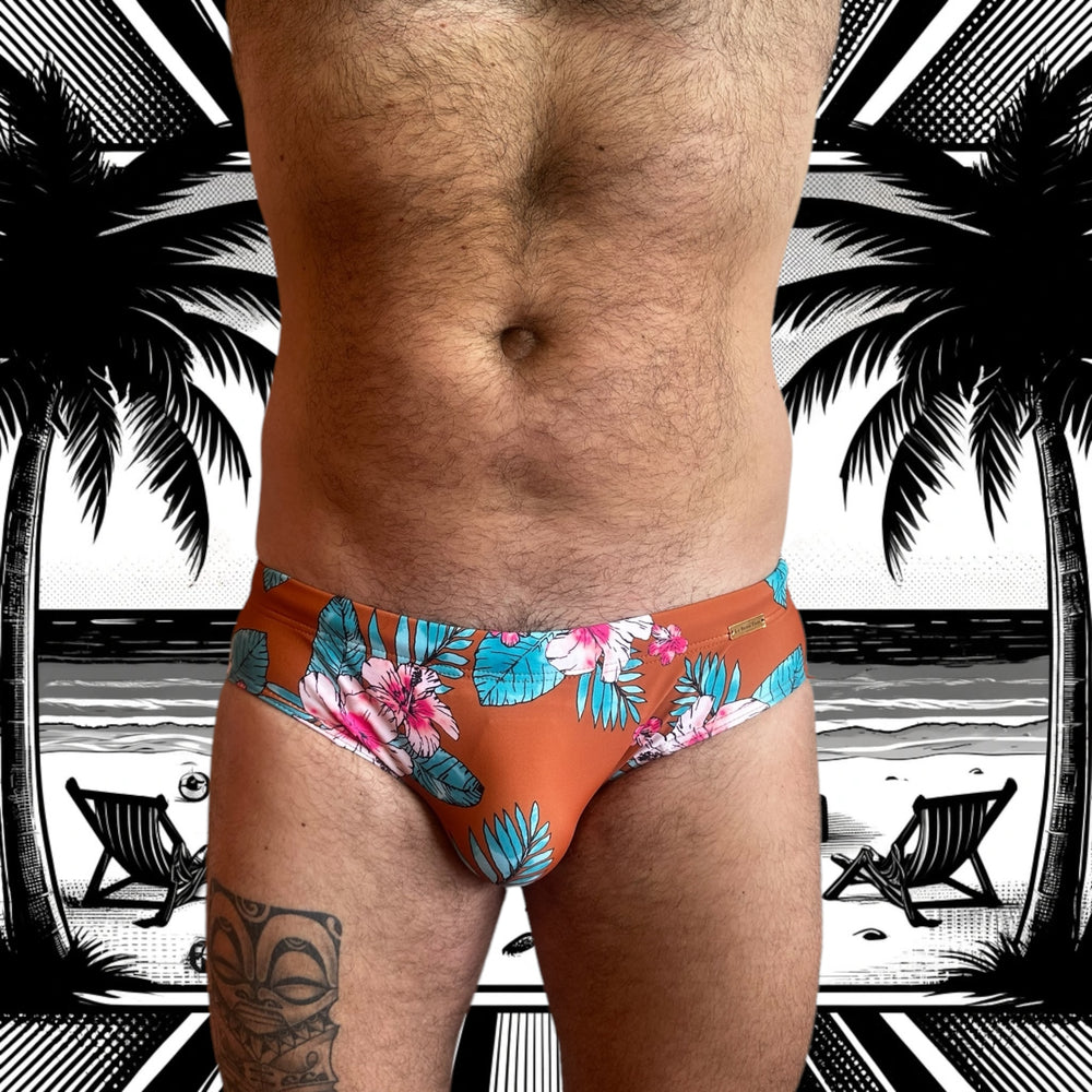 Maillot de bain homme Le Beau Tom — vue de face, coupe taille basse, confort et élégance française, fleuri, tropical, modèle Orange Sunset, vue de face