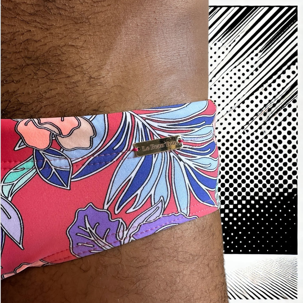 
                  
                    Maillot de bain homme Le Beau Tom — vue de face, coupe taille basse, confort et élégance française, fleuri, tropical, modèle Pink Paradise, vue détails
                  
                