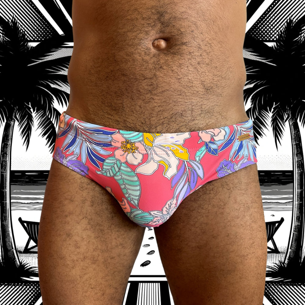 
                  
                    Maillot de bain homme Le Beau Tom — vue de face, coupe taille basse, confort et élégance française, fleuri, tropical, modèle Pink Paradise, vue de face
                  
                