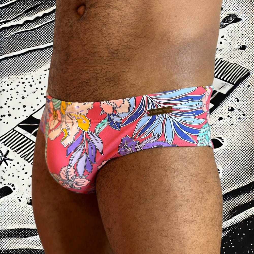 
                  
                    Maillot de bain homme Le Beau Tom — vue de face, coupe taille basse, confort et élégance française, fleuri, tropical, modèle Pink Paradise, vue face détaillée
                  
                