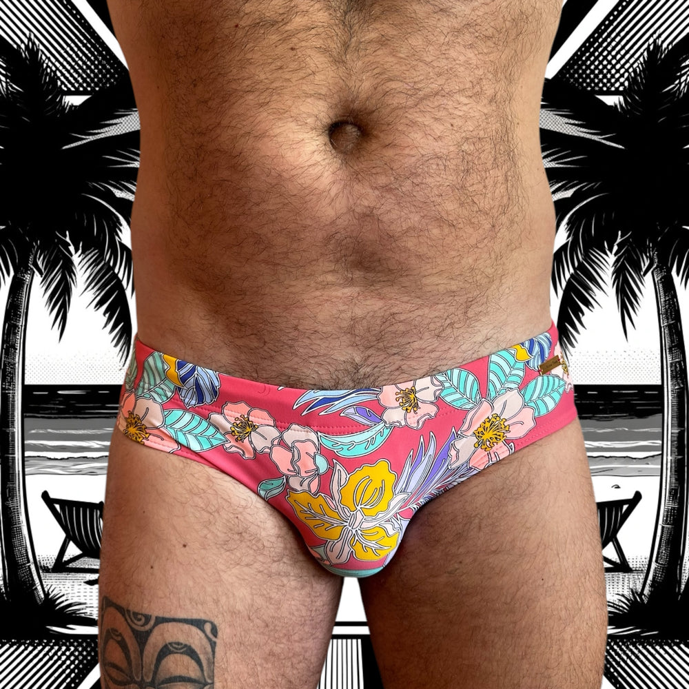 
                  
                    Maillot de bain homme Le Beau Tom — vue de face, coupe taille basse, confort et élégance française, fleuri, tropical, modèle Pink Paradise
                  
                