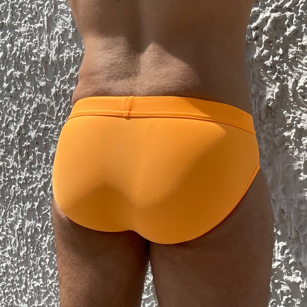 
                  
                    Encore une vue de dos du superbe et iconique maillot de bain orange pour homme de la marque Le Beau Tom. L'entreprise Française fait produire ce modèle au Portugal.
                  
                