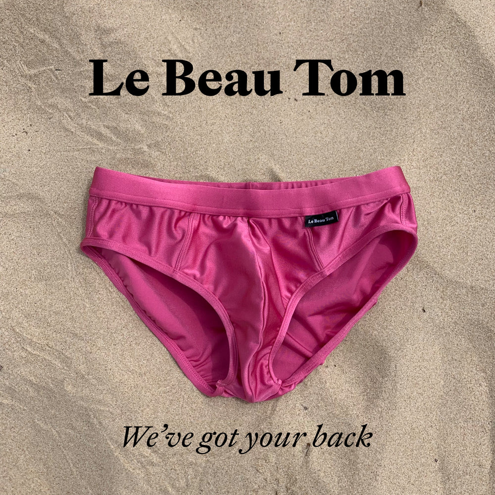 
                  
                    On voit la qualité du tissus de votre maillot de bain de la marque Française Le Beau Tom. Posé ainsi sur le sable ce modèle pour homme vous promet de belles aventure estivales.
                  
                