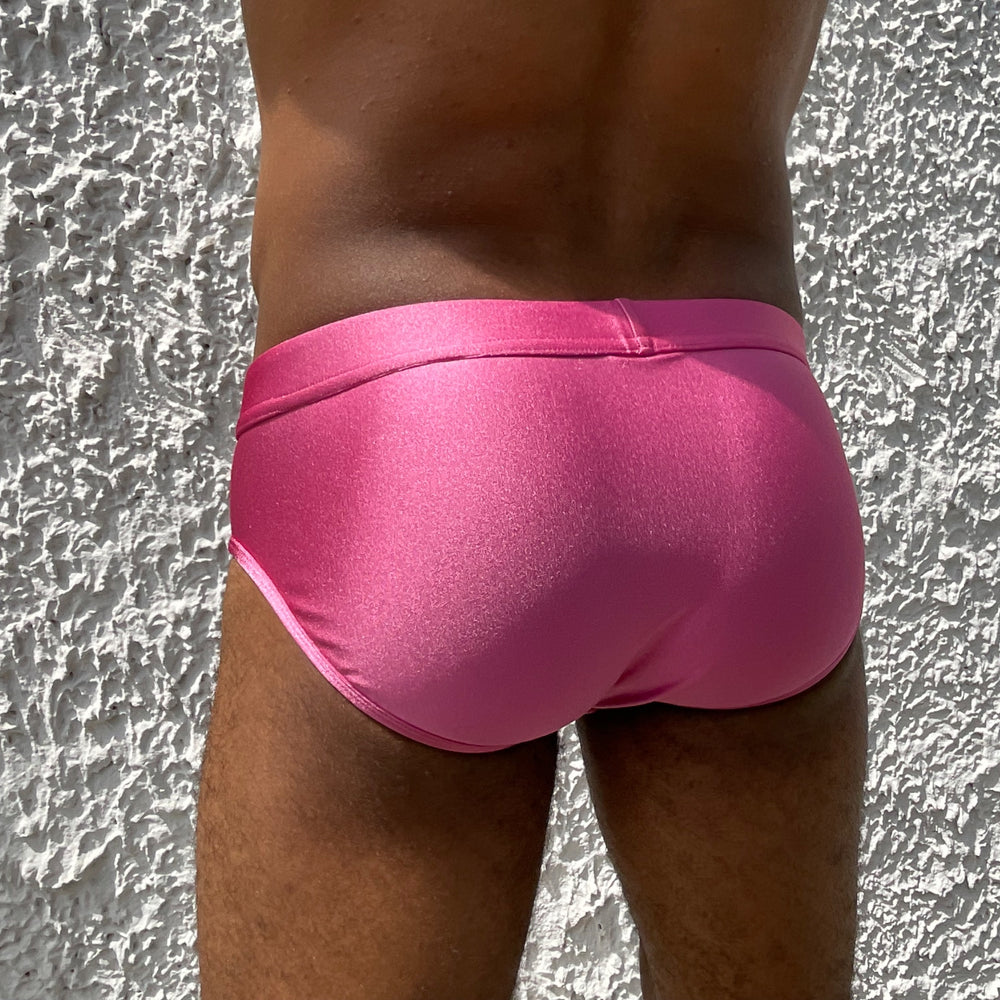
                  
                    Superbe coloris de maillot de bain pour homme. Le Fuschia que vous propose la marque Française Le Beau Tom met en valeur vos formes.
                  
                