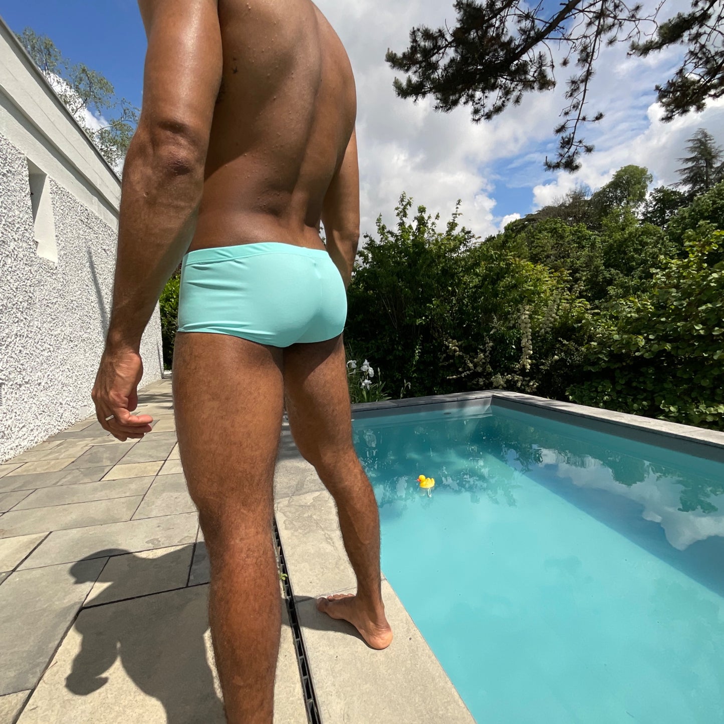 Vue de dos du boxer shorty de bain Le Beau Tom. Cet article fait parti de la collection de maillots de bain de la marque Française qui propose aussi des sous-vêtements.