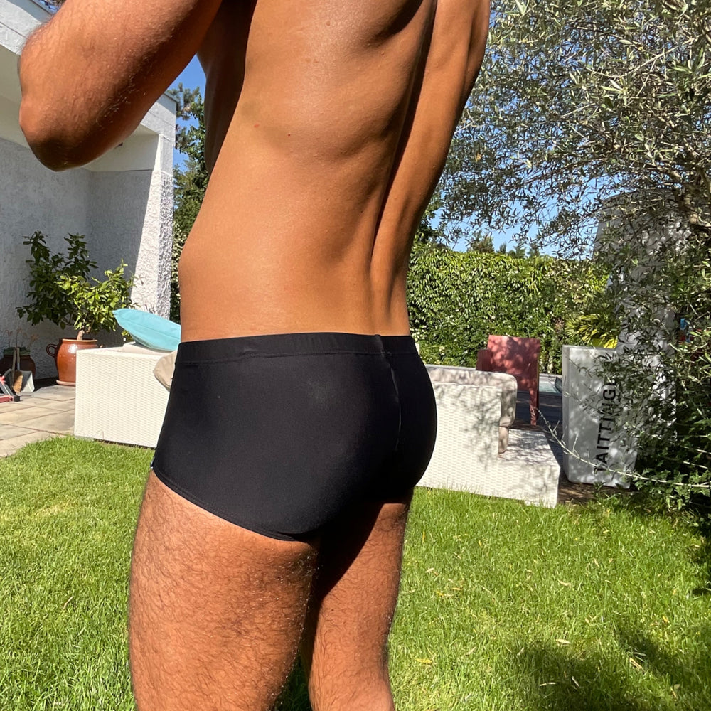 
                  
                    Vue de dos du boxer/shorty de bain Le Beau Tom. Collection Maillots de Bain de la marque Française, fabrication Portugal
                  
                