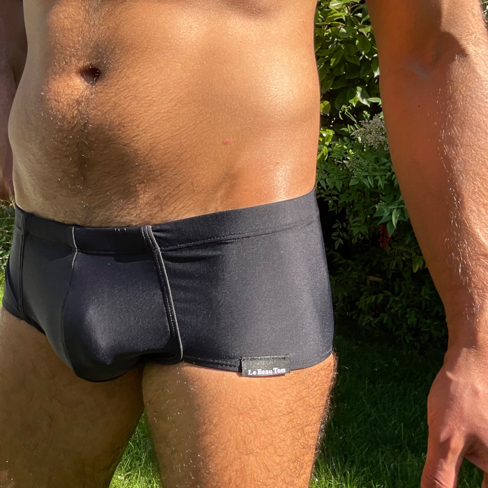 
                  
                    Vue de face en gros plan sur le boxer shorty de bain noir de la marque Française de maillots de bain et de sous-vêtements Le Beau Tom
                  
                