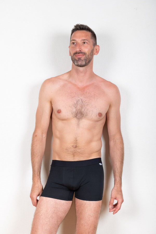
                  
                    Homme sexy, brun et barbu habillé d'un simple boxer noir en coton de la marque de sous-vêtements Le Beau Tom
                  
                