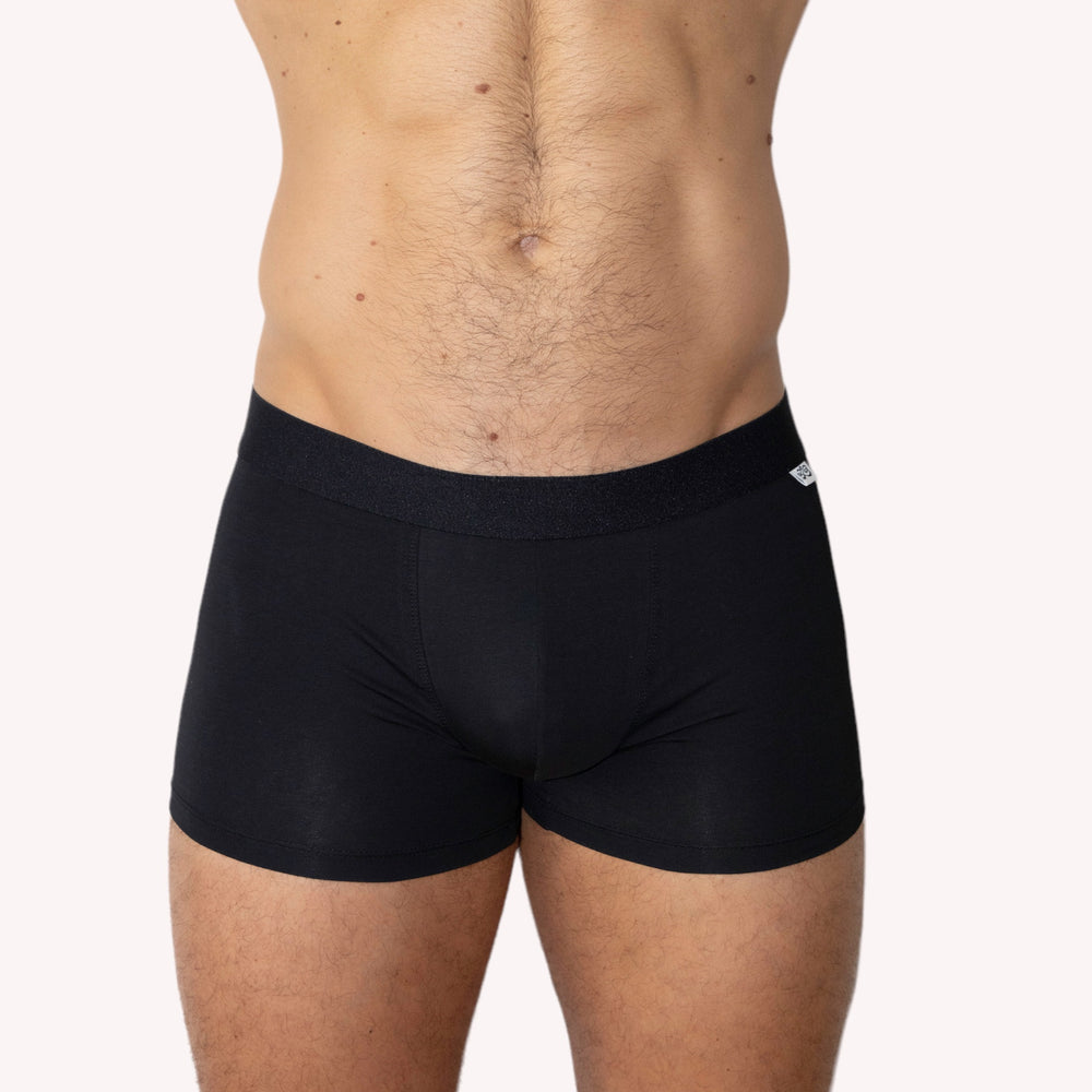 
                  
                    Gros plan sur notre classique noir, le boxer en coton taille basse pour homme. Un must have dans la gamme des sous-vêtements masculins. La marque Le Beau Tom mets en valeur la beauté des hommes.
                  
                